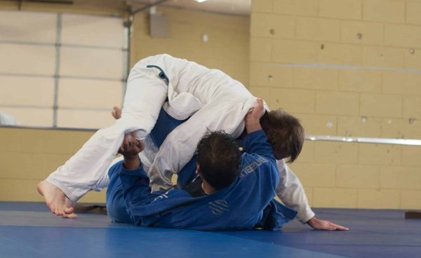 En quoi la maîtrise des techniques de balayage en Judo est-elle cruciale pour le contrôle de l'adversaire?