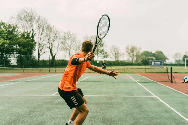 Comment améliorer sa technique de frappe au tennis ?